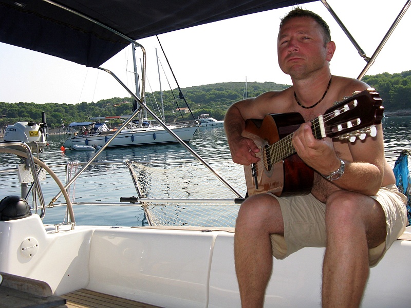 2009-07-Croatia_2009-07-17 _ 09_25_58_IMG_0871.jpg - Tomek J. - kapitan, dopiął wszystko na ostatni guzik i koi nerwy wlewając w nasze uszy delikatne dźwięki gitary.